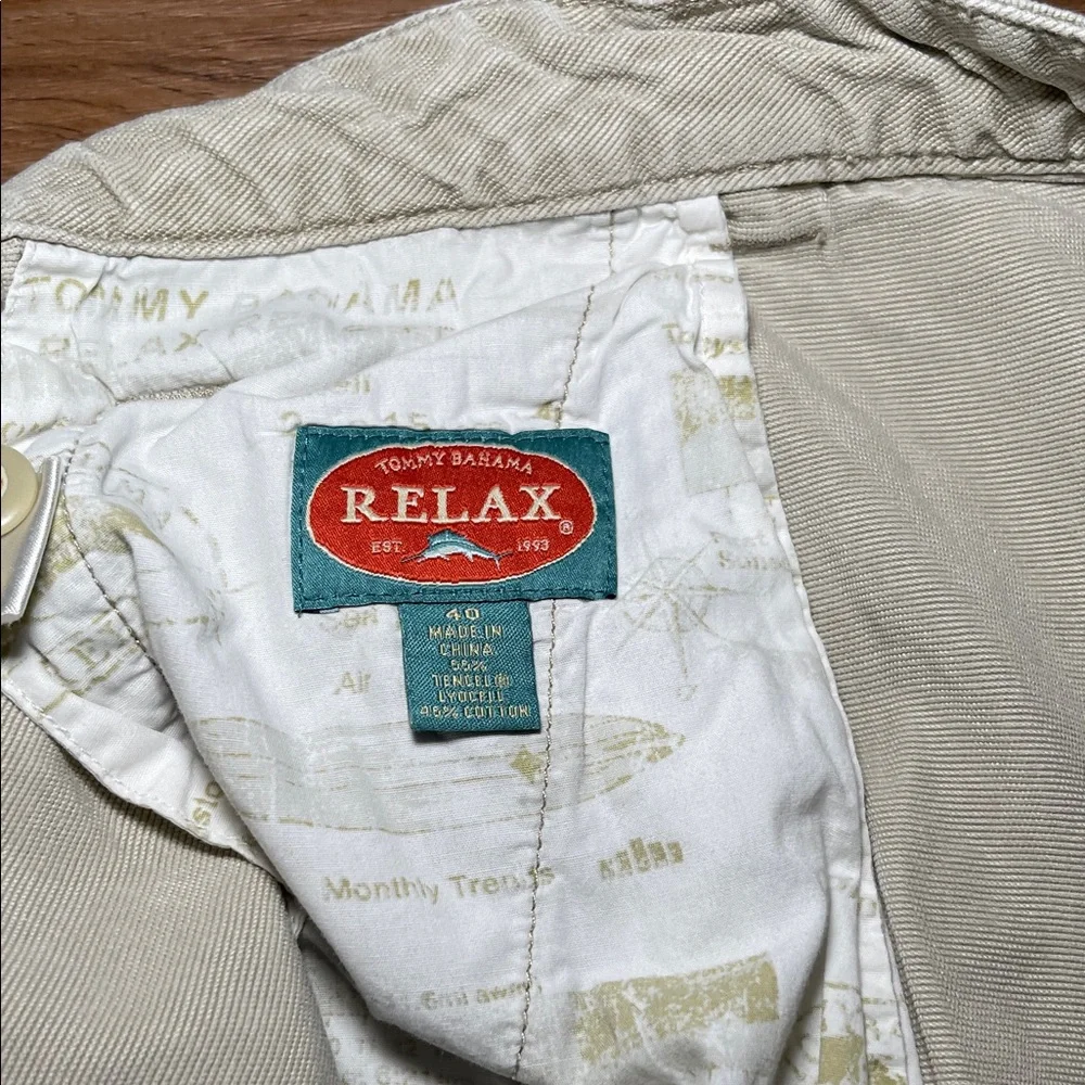 Tommy Bahama Light Tan Cargo Shorts Size 40 - Picture 2 of 4